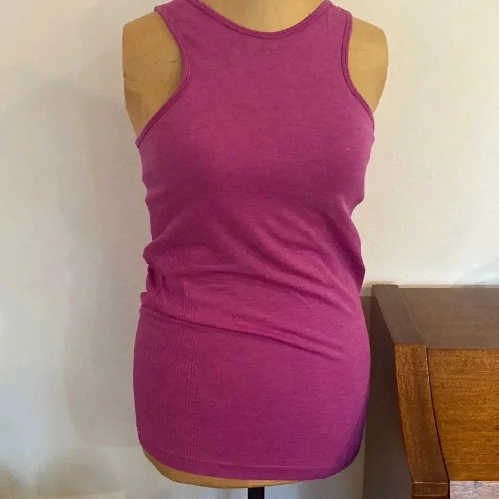 Lululemon sz 8 Seamlessly Covered Tank heathered Ultra Violet with pads EUC